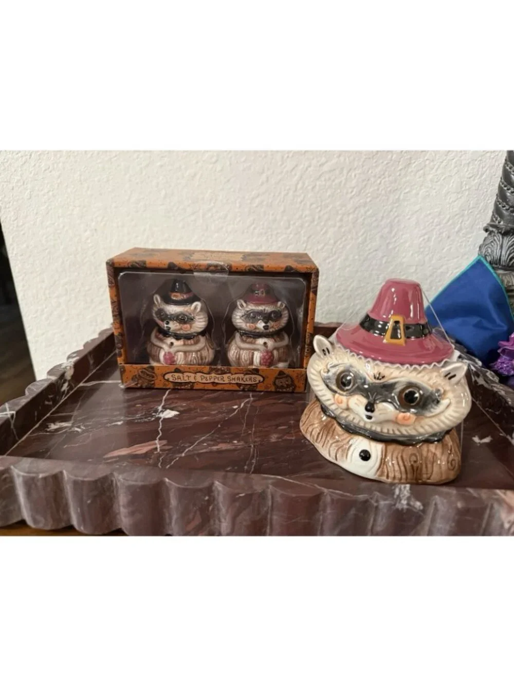 Johanna Parker Thanksgiving Pilgrim Sm Raccoon Jar Salt Pepper Shakers Set Table